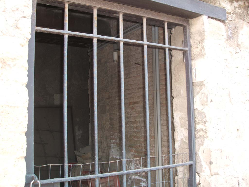 VII.5.8 Pompeii. December 2005. Entrance doorway, looking towards west side.