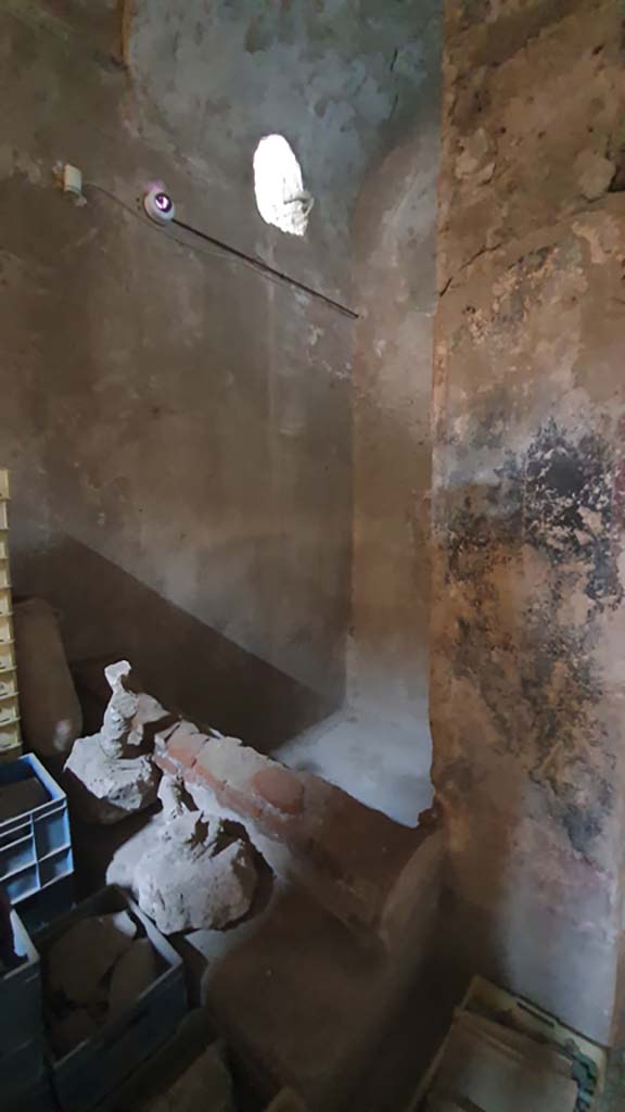 VII.5.8 Pompeii. August 2021.
Frigidarium (46), looking towards piscina (48) with step.
Foto Annette Haug, ERC Grant 681269 DÉCOR.