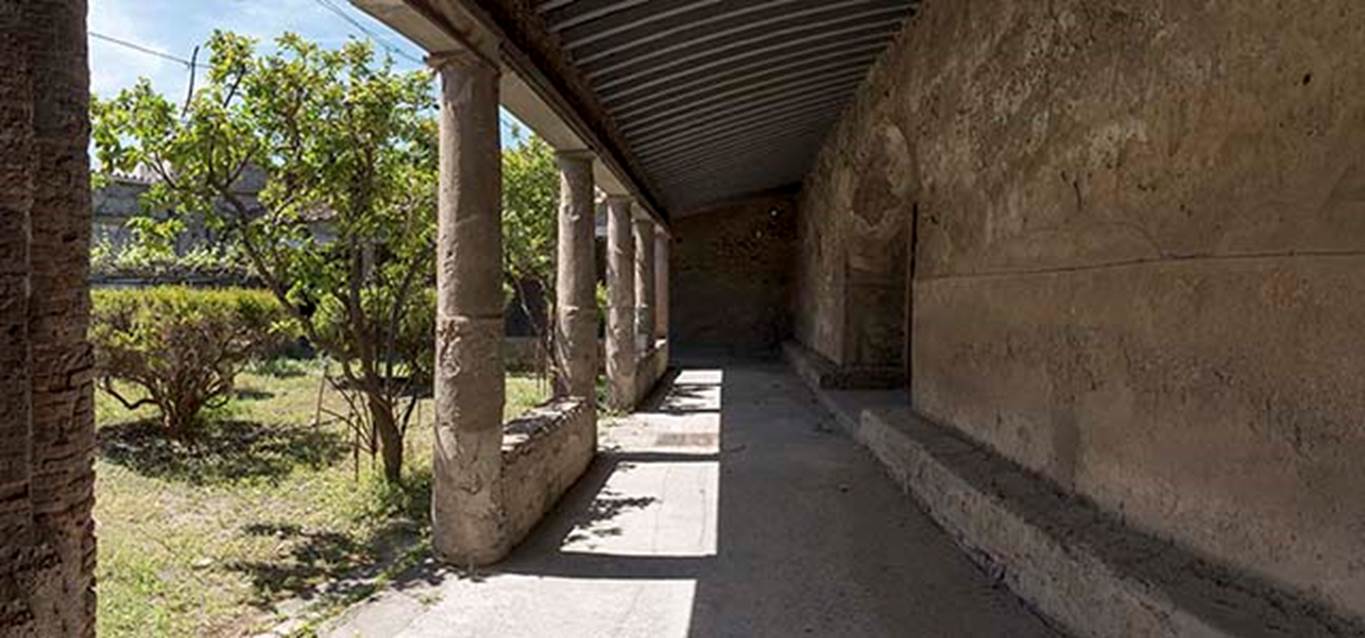 VII.5.24 Pompeii. December 2007. Entrance corridor (13) leading north from courtyard (5) to men’s baths.
