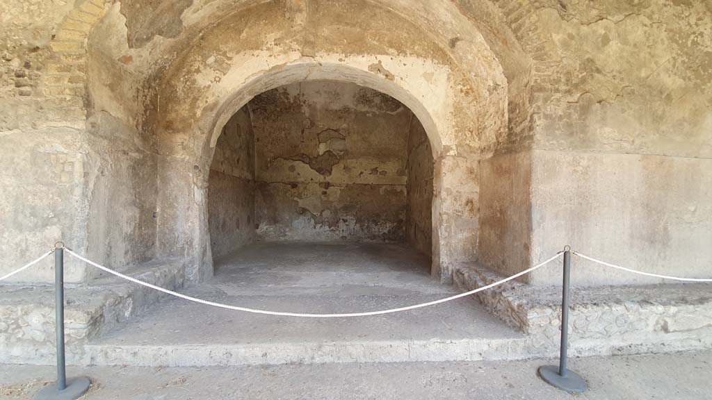 VII.5.24 Pompeii. August 2021. Oecus or exedra (9), looking north on north portico.
Foto Annette Haug, ERC Grant 681269 DÉCOR.