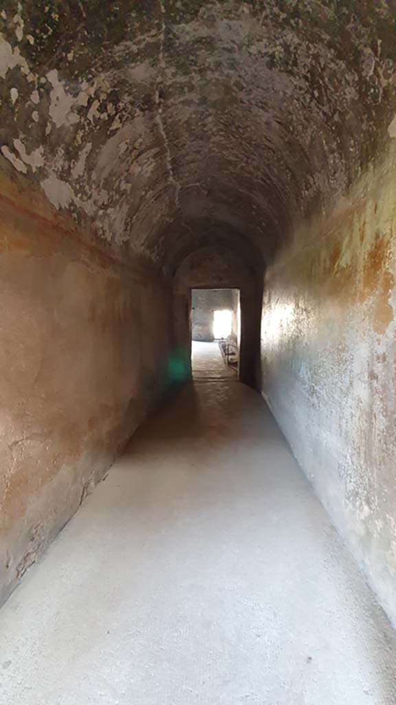 VII.5.24 Pompeii. August 2021.
Entrance corridor (13) leading north from courtyard (5) to men’s baths.
Foto Annette Haug, ERC Grant 681269 DÉCOR.