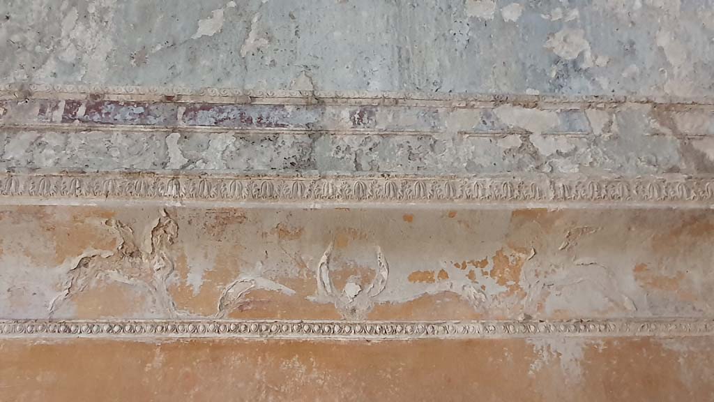 VII.5.24 Pompeii. August 2021. Detail from east wall of changing room (14).
Foto Annette Haug, ERC Grant 681269 DÉCOR.