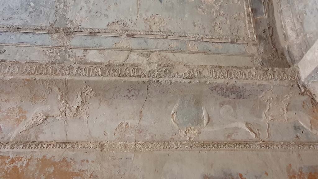 VII.5.24 Pompeii. August 2021. Detail from east wall of changing room (14), in south-east corner.
Foto Annette Haug, ERC Grant 681269 DÉCOR.