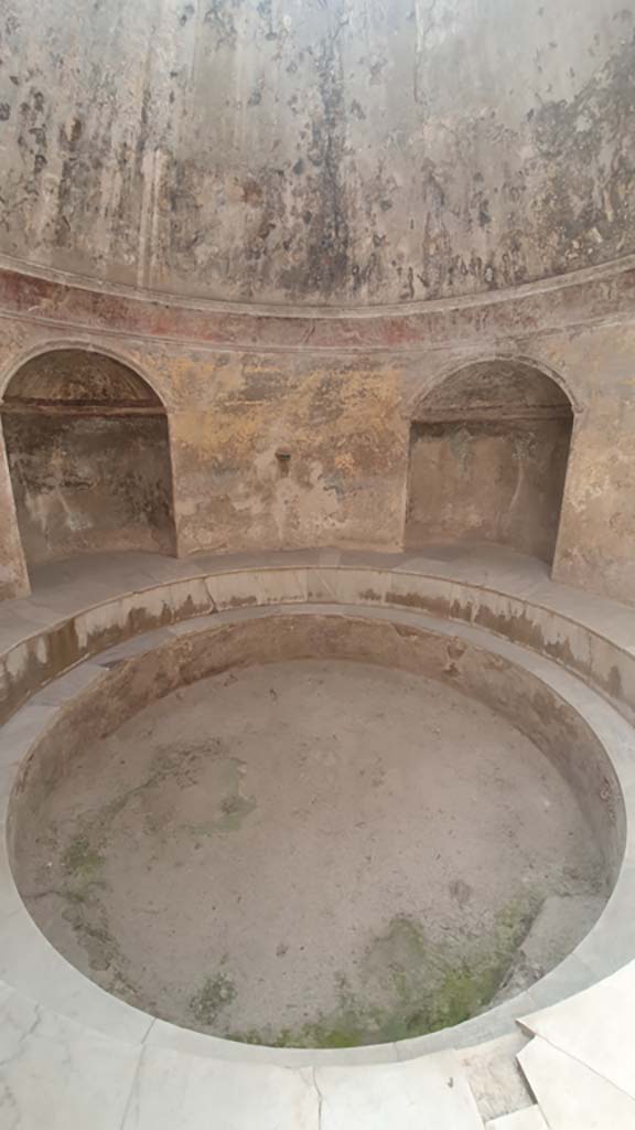 VII.5.24 Pompeii. August 2021.
Looking south from doorway towards frigidarium (19) and niches (20).
Foto Annette Haug, ERC Grant 681269 DÉCOR.