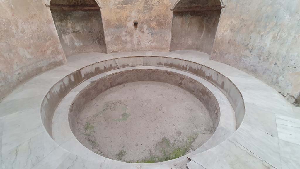 VII.5.24 Pompeii. August 2021. Looking from doorway towards Frigidarium (19) and niches (20).
Foto Annette Haug, ERC Grant 681269 DÉCOR.