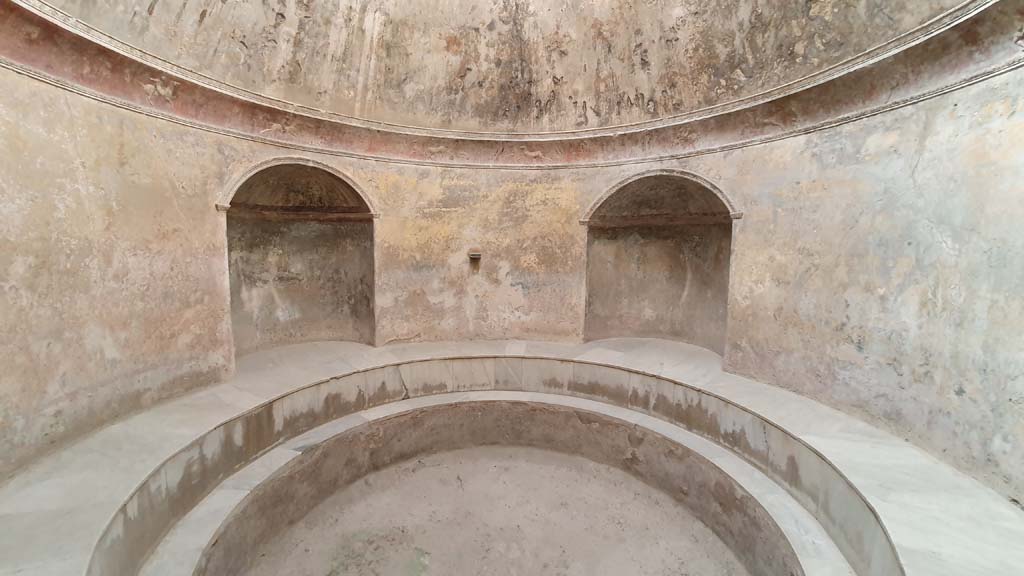 VII.5.24 Pompeii. August 2021. Frigidarium (19) and niches (20).
Foto Annette Haug, ERC Grant 681269 DÉCOR.