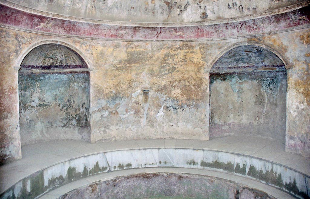 VII.5.24 Pompeii. October 2001. Frigidarium (19) and niches (20). Photo courtesy of Peter Woods.