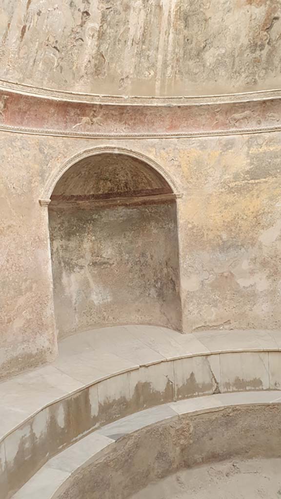 VII.5.24 Pompeii. August 2021. Niche on south side.
Foto Annette Haug, ERC Grant 681269 DÉCOR.