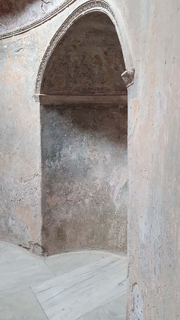 VII.5.24 Pompeii. August 2021. 
Frigidarium, detail of niche and stucco from south-west side.
Foto Annette Haug, ERC Grant 681269 DÉCOR
