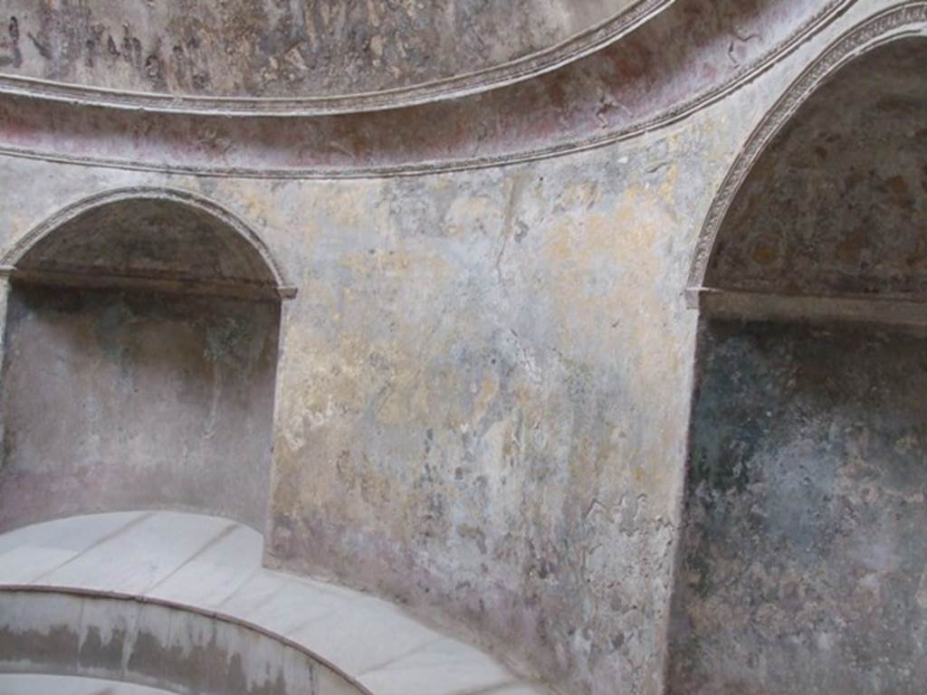 VII.5.24 Pompeii. March 2009. Frigidarium with two of the four niches with seats for the bathers. The stucco cornice represents a race of Cupids in two-horse chariots or on horse-back.
