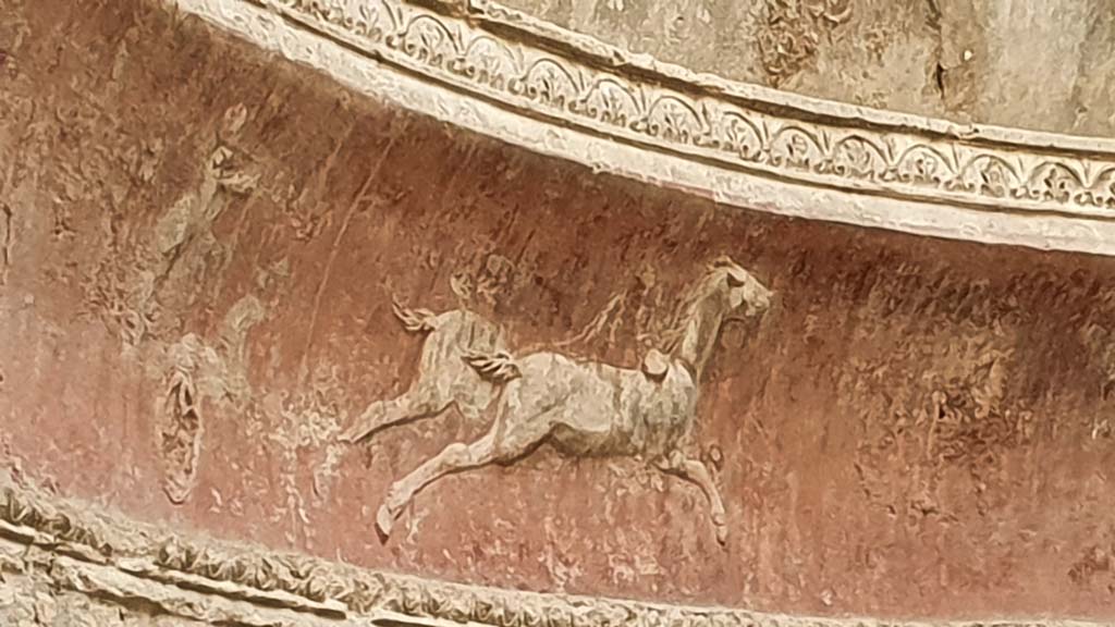 VII.5.24 Pompeii. August 2021. Detail of a cupid on a two-horse chariot.
Foto Annette Haug, ERC Grant 681269 DÉCOR.
