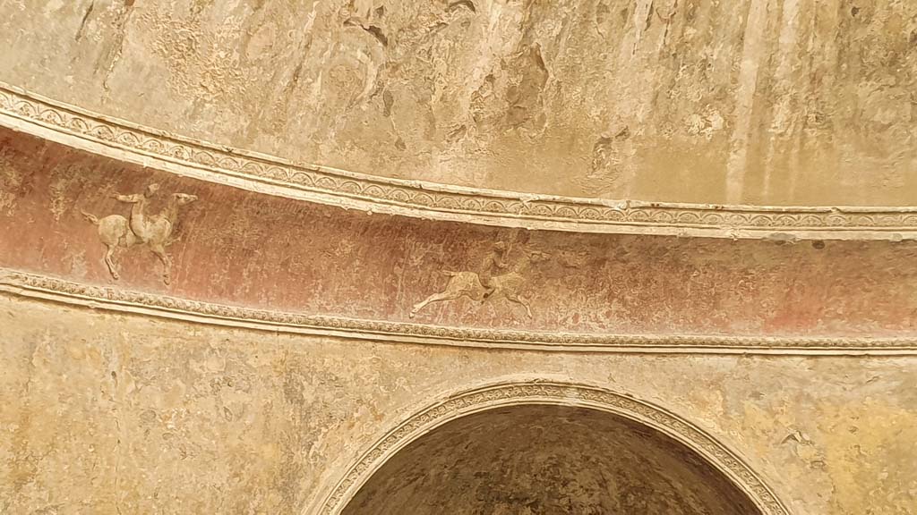 VII.5.24 Pompeii. August 2021. Frigidarium, detail of plasterwork, south-east side. Cupids on horseback 
Foto Annette Haug, ERC Grant 681269 DÉCOR.
