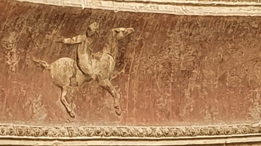 VII.5.24 Pompeii. August 2021. Detail of a cupid on horseback.
Foto Annette Haug, ERC Grant 681269 DÉCOR.
