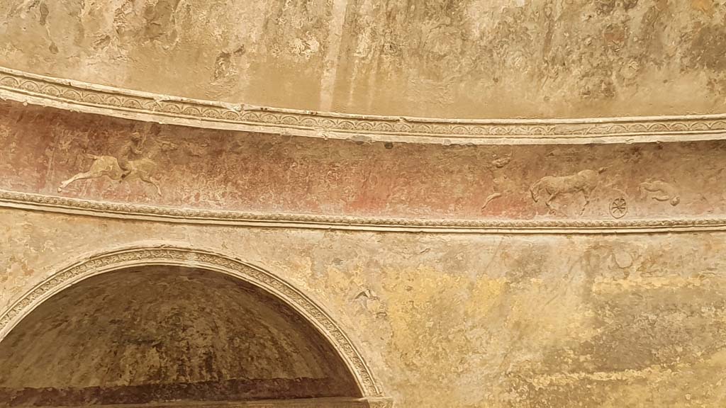 VII.5.24 Pompeii. August 2021. Frigidarium, detail of plasterwork. 
Foto Annette Haug, ERC Grant 681269 DÉCOR.
