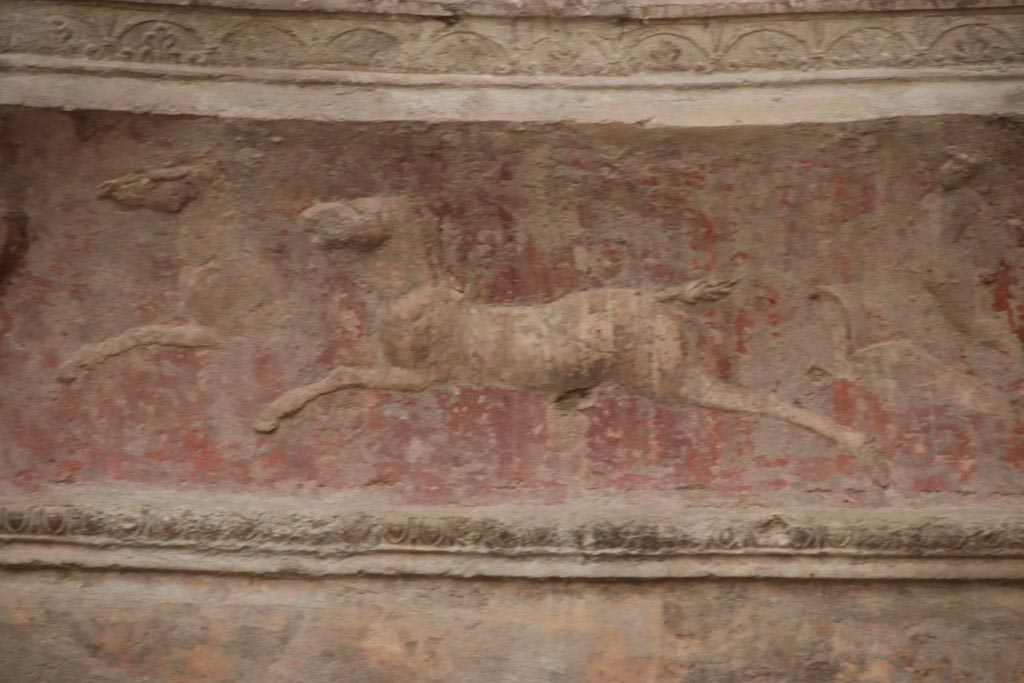 VII.5.24 Pompeii. October 2023. Frigidarium, detail of plasterwork showing two-horse chariot and cupid. Photo courtesy of Klaus Heese.
