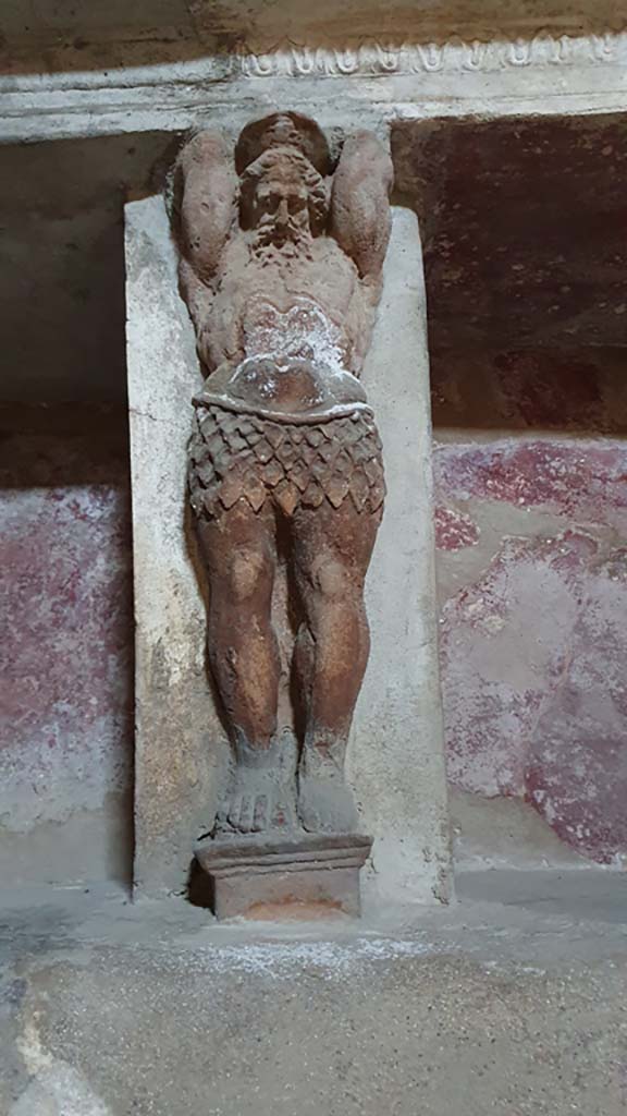 VII.5.24 Pompeii. August 2021.
Tepidarium (37), north wall in north-west corner, telamon separating the niches.
Foto Annette Haug, ERC Grant 681269 DÉCOR.