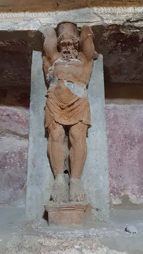 VII.5.24 Pompeii. August 2021.
Tepidarium (37), north wall, telamon separating the niches
Foto Annette Haug, ERC Grant 681269 DÉCOR.