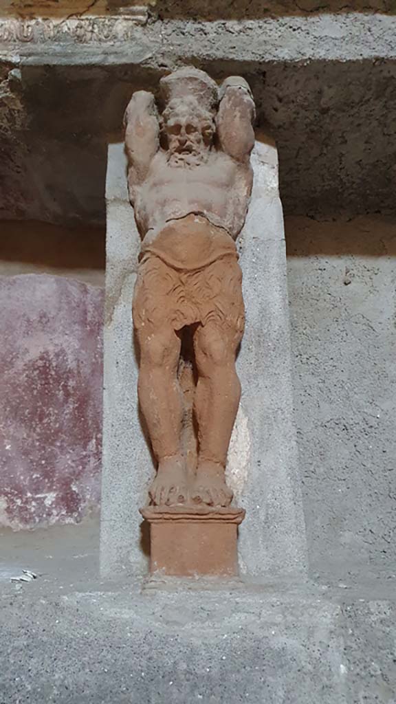 VII.5.24 Pompeii. August 2021.
Tepidarium (37), north wall, telamon separating the niches
Foto Annette Haug, ERC Grant 681269 DÉCOR.