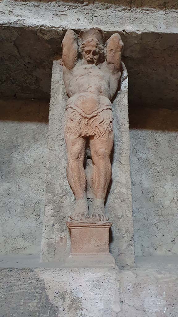 VII.5.24 Pompeii. August 2021.
Tepidarium (37), north wall at east end, telamon separating the niches
Foto Annette Haug, ERC Grant 681269 DÉCOR.