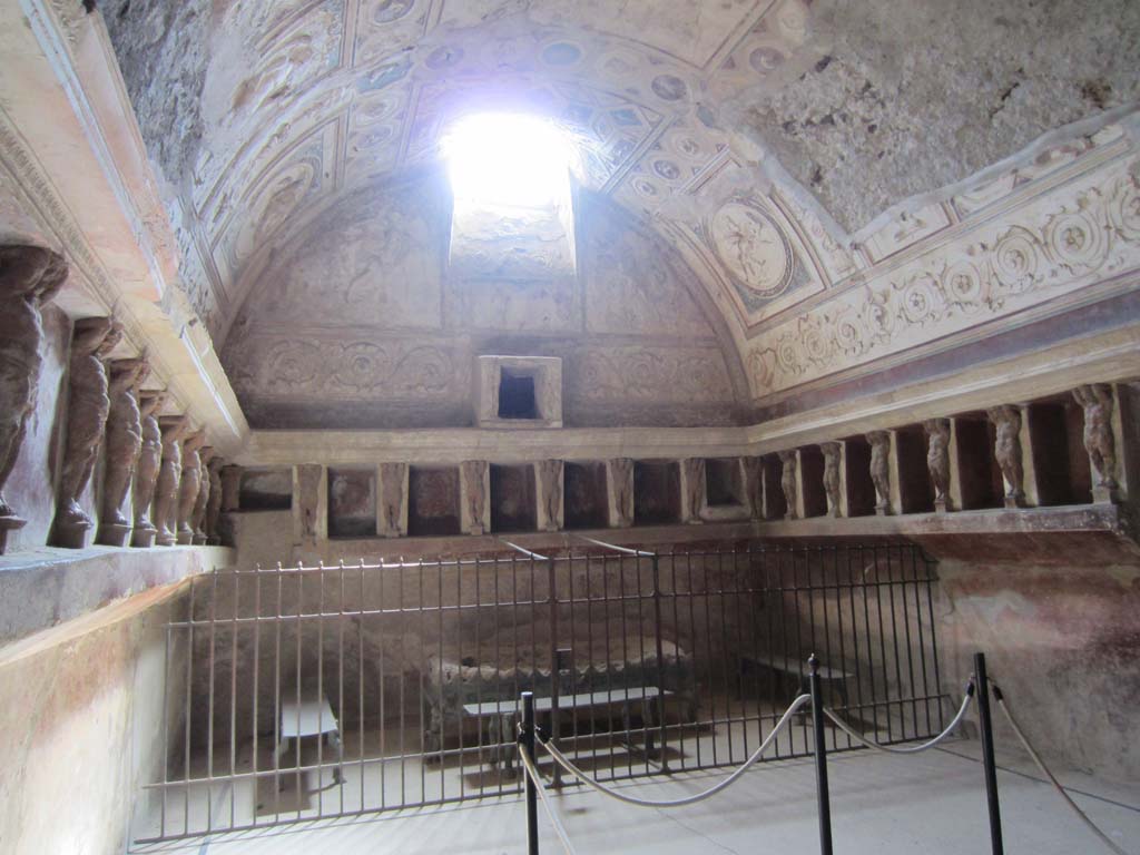 VII.5.24 Pompeii. March 2012. Looking towards south end of tepidarium (37). Photo courtesy of Marina Fuxa.