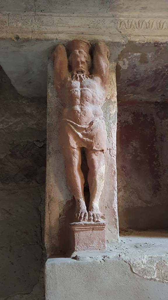 VII.5.24 Pompeii. August 2021.
Tepidarium 37, north end of east wall, telamon separating niches.
Foto Annette Haug, ERC Grant 681269 DÉCOR.