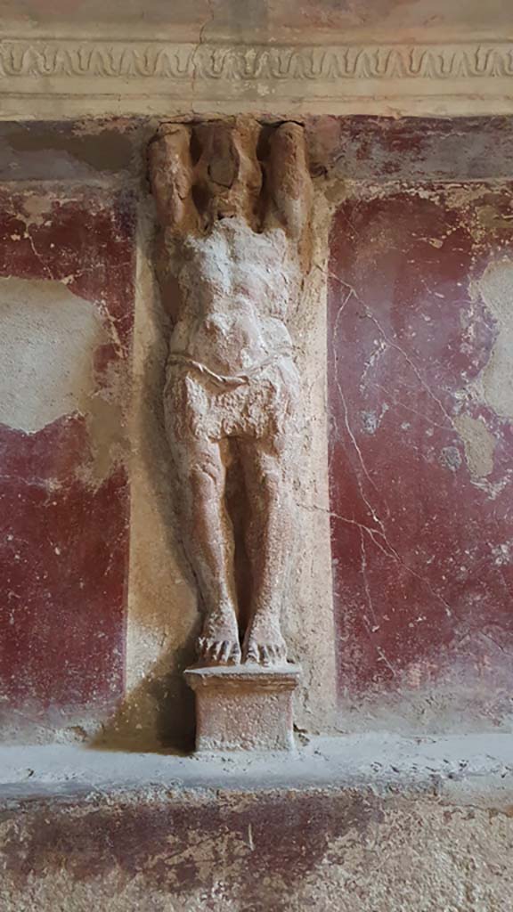 VII.5.24 Pompeii. August 2021.
Tepidarium 37, east wall, telamon separating niches.
Foto Annette Haug, ERC Grant 681269 DÉCOR.