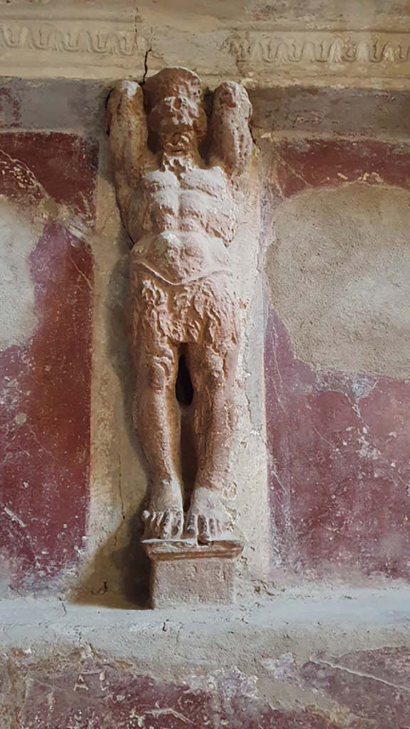 VII.5.24 Pompeii. August 2021.
Tepidarium 37, east wall, telamon separating niches.
Foto Annette Haug, ERC Grant 681269 DÉCOR.