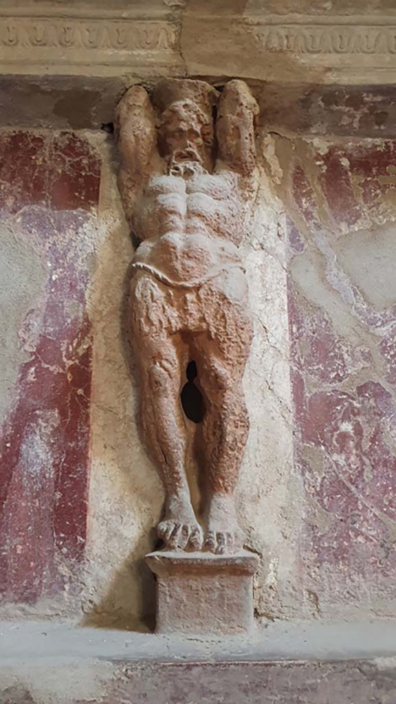 VII.5.24 Pompeii. August 2021.
Tepidarium 37, east wall, telamon separating niches.
Foto Annette Haug, ERC Grant 681269 DÉCOR.