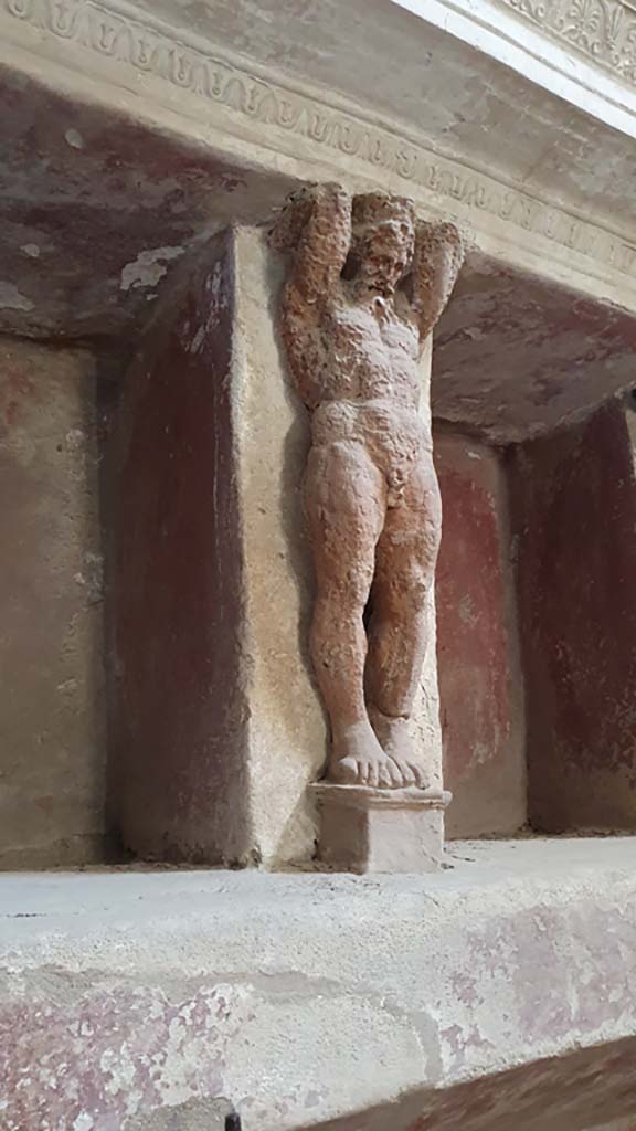 VII.5.24 Pompeii. August 2021.
Tepidarium 37, east wall, telamon separating niches.
Foto Annette Haug, ERC Grant 681269 DÉCOR.