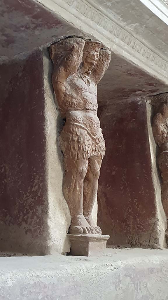 VII.5.24 Pompeii. August 2021.
Tepidarium 37, east wall, telamon separating niches.
Foto Annette Haug, ERC Grant 681269 DÉCOR.