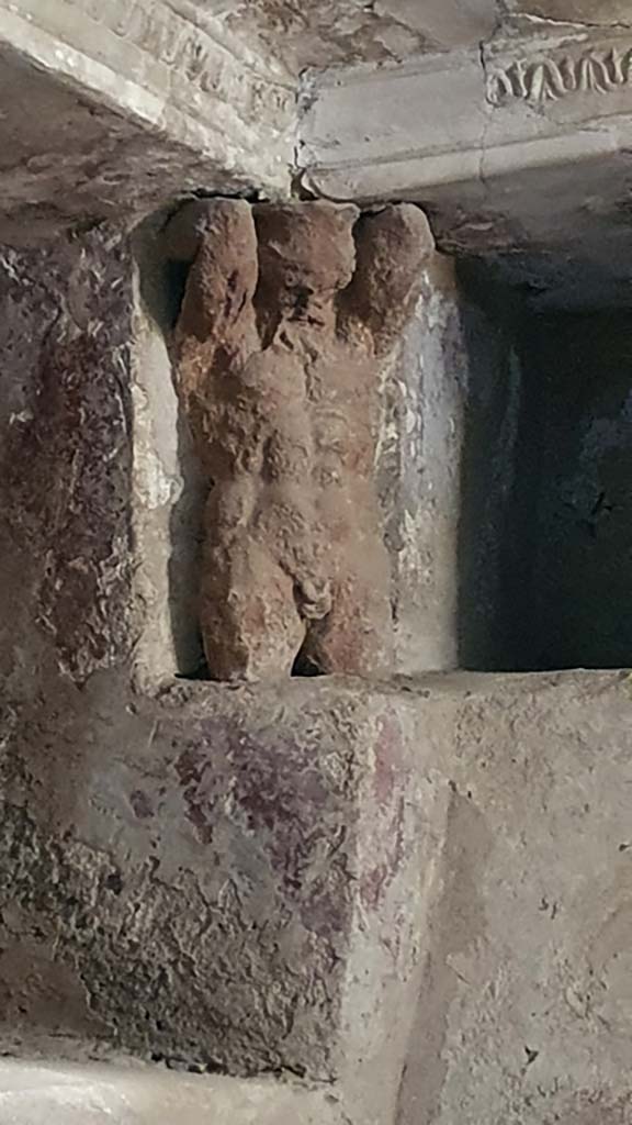 VII.5.24 Pompeii. August 2021.
Tepidarium 37, south-east corner, telamon separating niches.
Foto Annette Haug, ERC Grant 681269 DÉCOR.