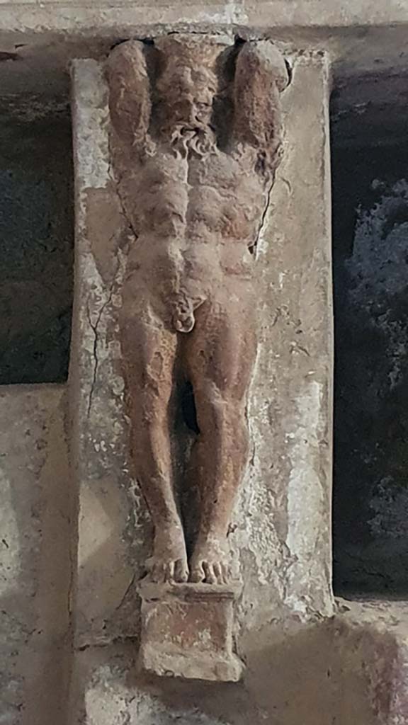 VII.5.24 Pompeii. August 2021.
Tepidarium 37, south wall at east end, telamon separating niches.
Foto Annette Haug, ERC Grant 681269 DÉCOR.