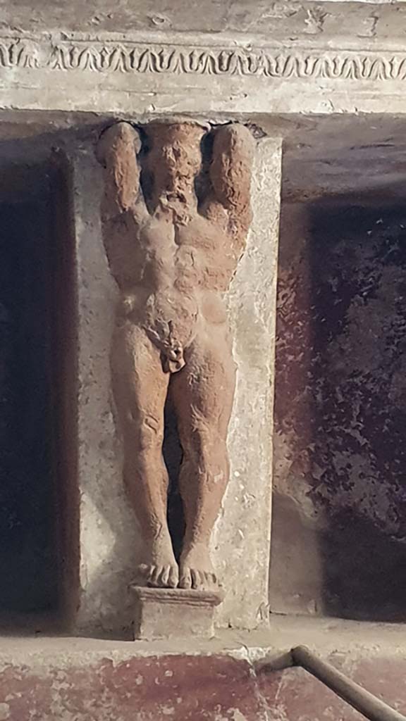 VII.5.24 Pompeii. August 2021.
Tepidarium 37, south wall, telamon separating niches.
Foto Annette Haug, ERC Grant 681269 DÉCOR.