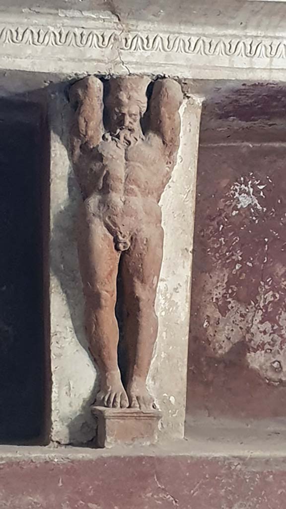 VII.5.24 Pompeii. August 2021.
Tepidarium 37, south wall, telamon separating niches.
Foto Annette Haug, ERC Grant 681269 DÉCOR.