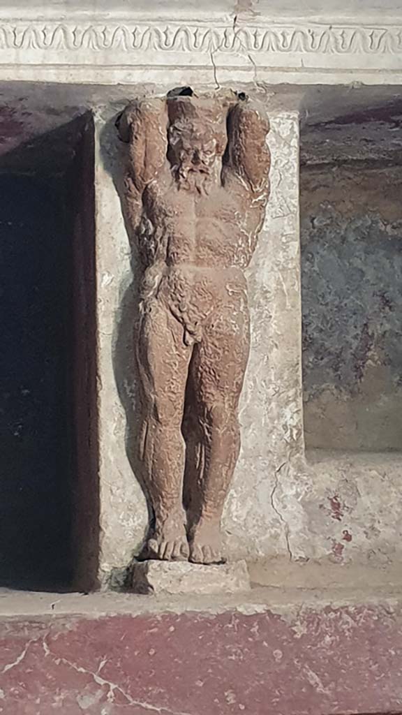 VII.5.24 Pompeii. August 2021.
Tepidarium 37, south wall at west end, telamon separating niches.
Foto Annette Haug, ERC Grant 681269 DÉCOR.