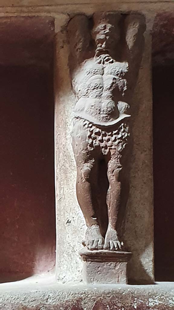 VII.5.24 Pompeii. August 2021.
Tepidarium (37), west wall, telamon separating niches.
Foto Annette Haug, ERC Grant 681269 DÉCOR.