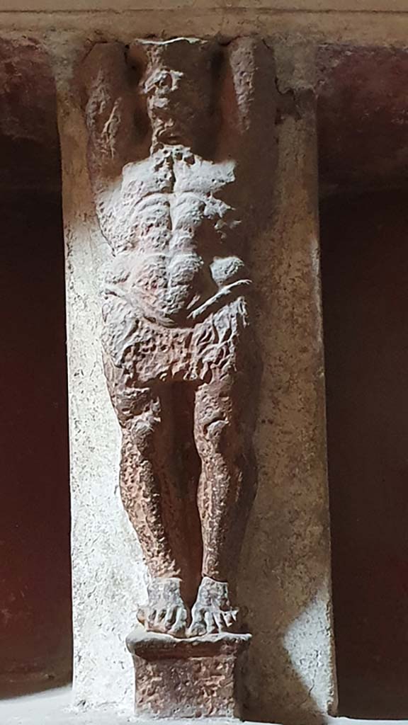 VII.5.24 Pompeii. August 2021.
Tepidarium (37), west wall, telamon separating niches.
Foto Annette Haug, ERC Grant 681269 DÉCOR.