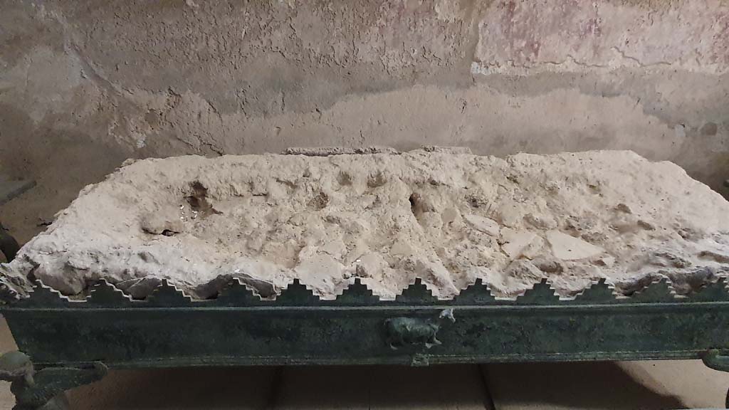 VII.5.24 Pompeii. August 2021. Bronze brazier (38) in tepidarium (37).
Foto Annette Haug, ERC Grant 681269 DÉCOR.