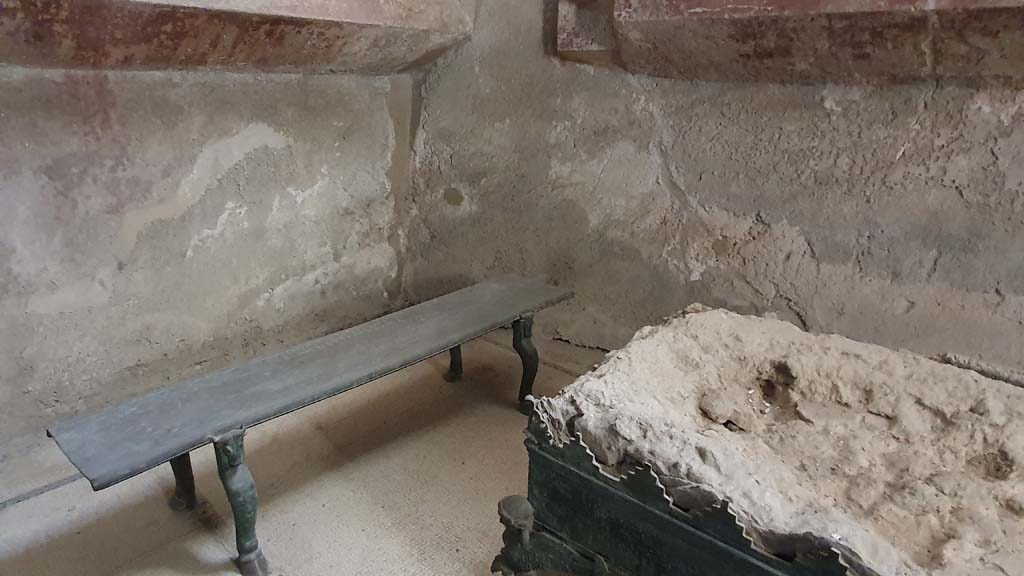 VII.5.24 Pompeii. August 2021. Looking south-east towards bronze bench in south end of tepidarium (37).
Foto Annette Haug, ERC Grant 681269 DÉCOR.