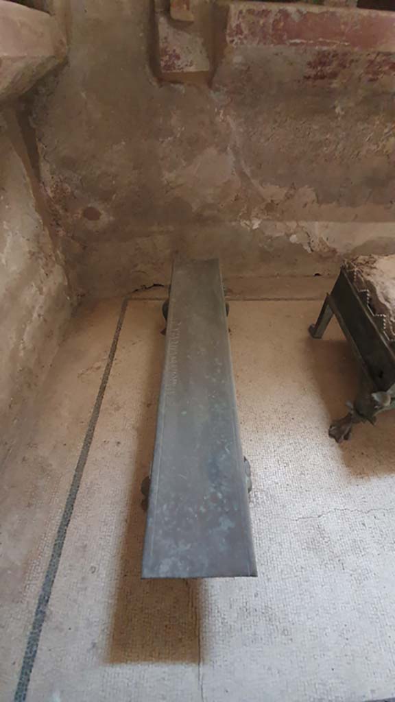 VII.5.24 Pompeii. August 2021. Bronze bench in south end of tepidarium (37).
Foto Annette Haug, ERC Grant 681269 DÉCOR.