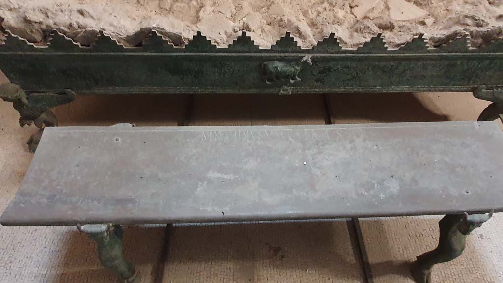 VII.5.24 Pompeii. August 2021. Second bronze bench next to brazier (38) in tepidarium (37).
Foto Annette Haug, ERC Grant 681269 DÉCOR.