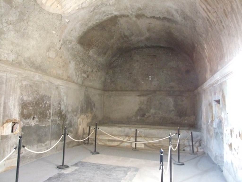 VII.5.24 Pompeii. December 2007. Marble hot bath (42) in north end of caldarium (39).   