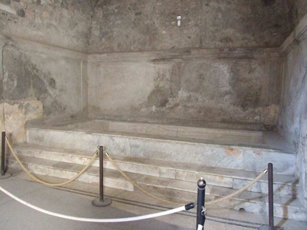 VII.5.24 Pompeii. December 2007. Marble hot bath (42) in north end of caldarium (39).