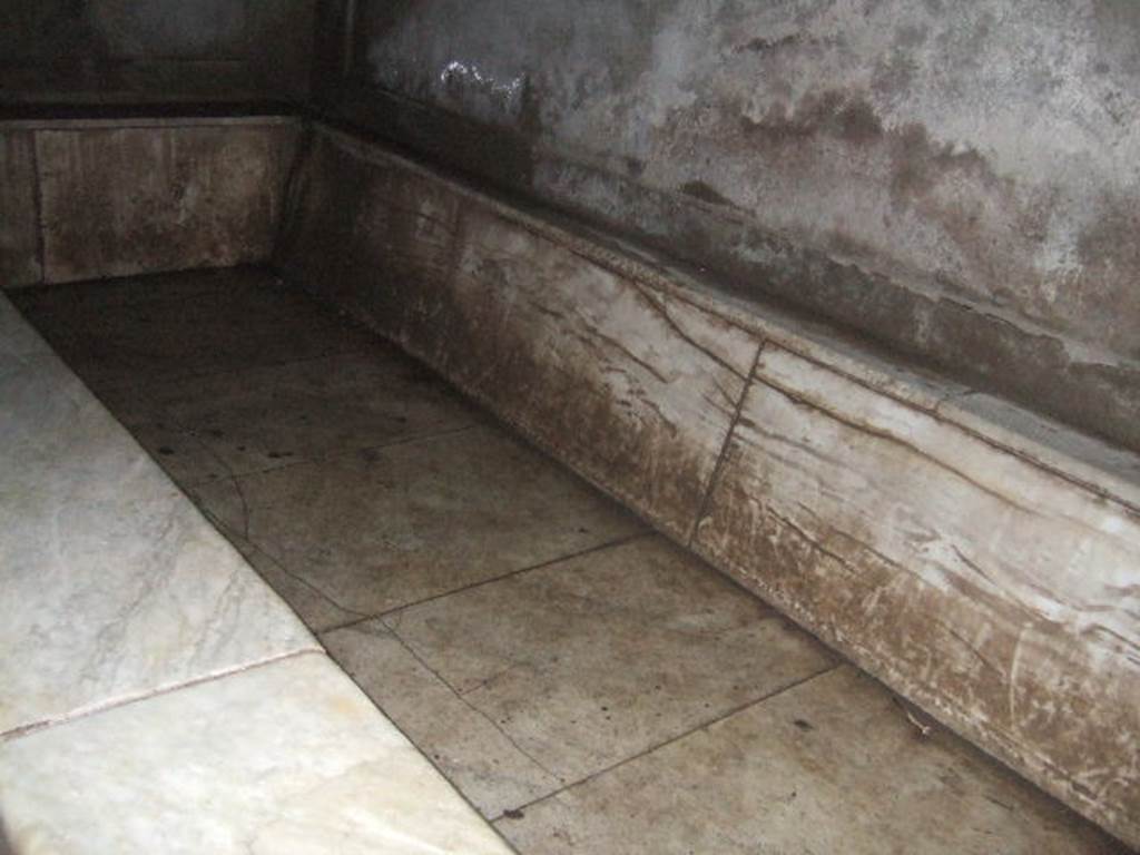 VII.5.24 Pompeii. December 2007. East end of marble hot bath in north end of caldarium (39).  