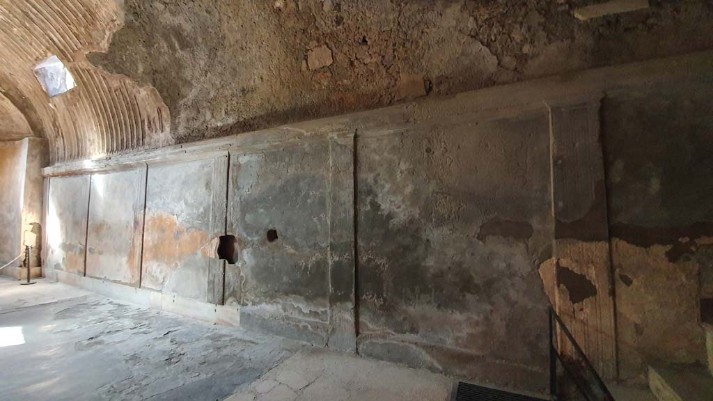 VII.5.24 Pompeii. May 2015. Caldarium (39), window in west wall. Photo courtesy of Buzz Ferebee.
