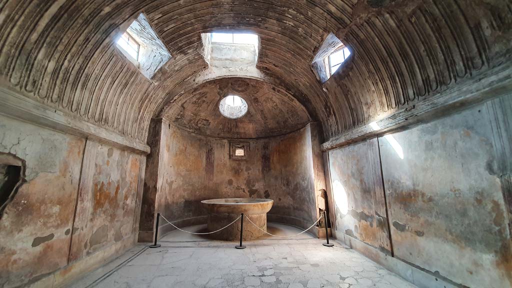 VII.5.24 Pompeii. August 2021. Caldarium (39), looking south.
Foto Annette Haug, ERC Grant 681269 DÉCOR.