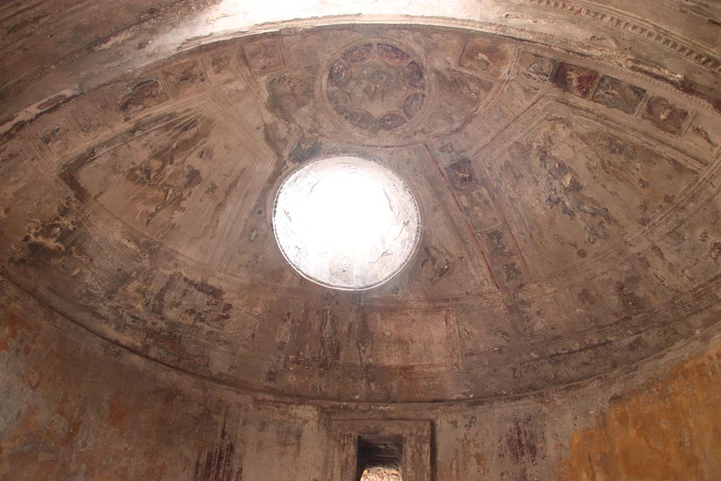 VII.5.24 Pompeii. October 2023. Caldarium (39) apse on the south side, with roof light. Photo courtesy of Klaus Heese.