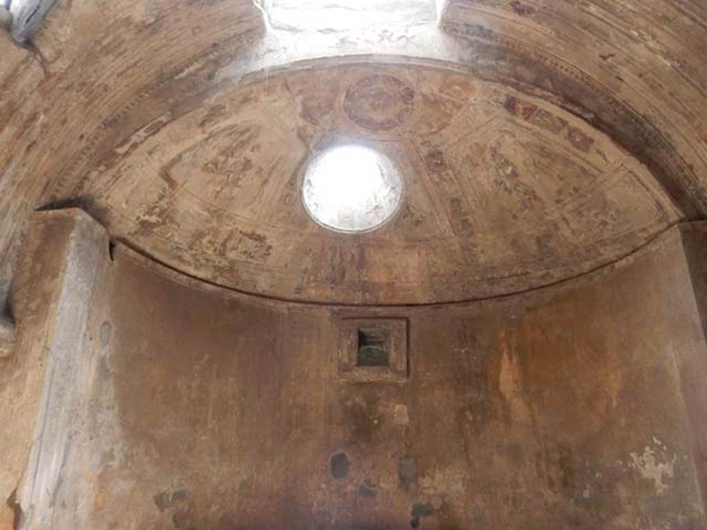 VII.5.24 Pompeii. May 2015. Caldarium (39) stucco in apse with roof light.  
Photo courtesy of Buzz Ferebee. 

