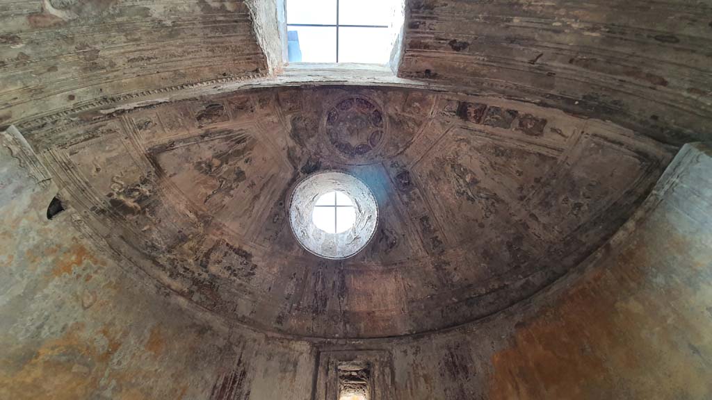 VII.5.24 Pompeii. May 2015. Caldarium (39), detail of stucco in apse.  Photo courtesy of Buzz Ferebee. 
