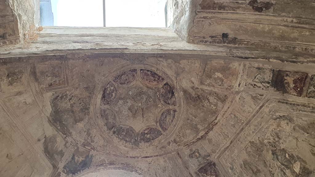 VII.5.24 Pompeii. August 2021. Caldarium (39), circular decorative stucco above circular window on south wall.
Foto Annette Haug, ERC Grant 681269 DÉCOR.
